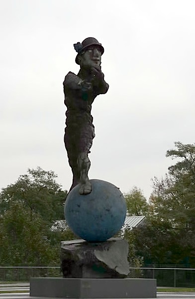 Statue vor dem Post-Tower

