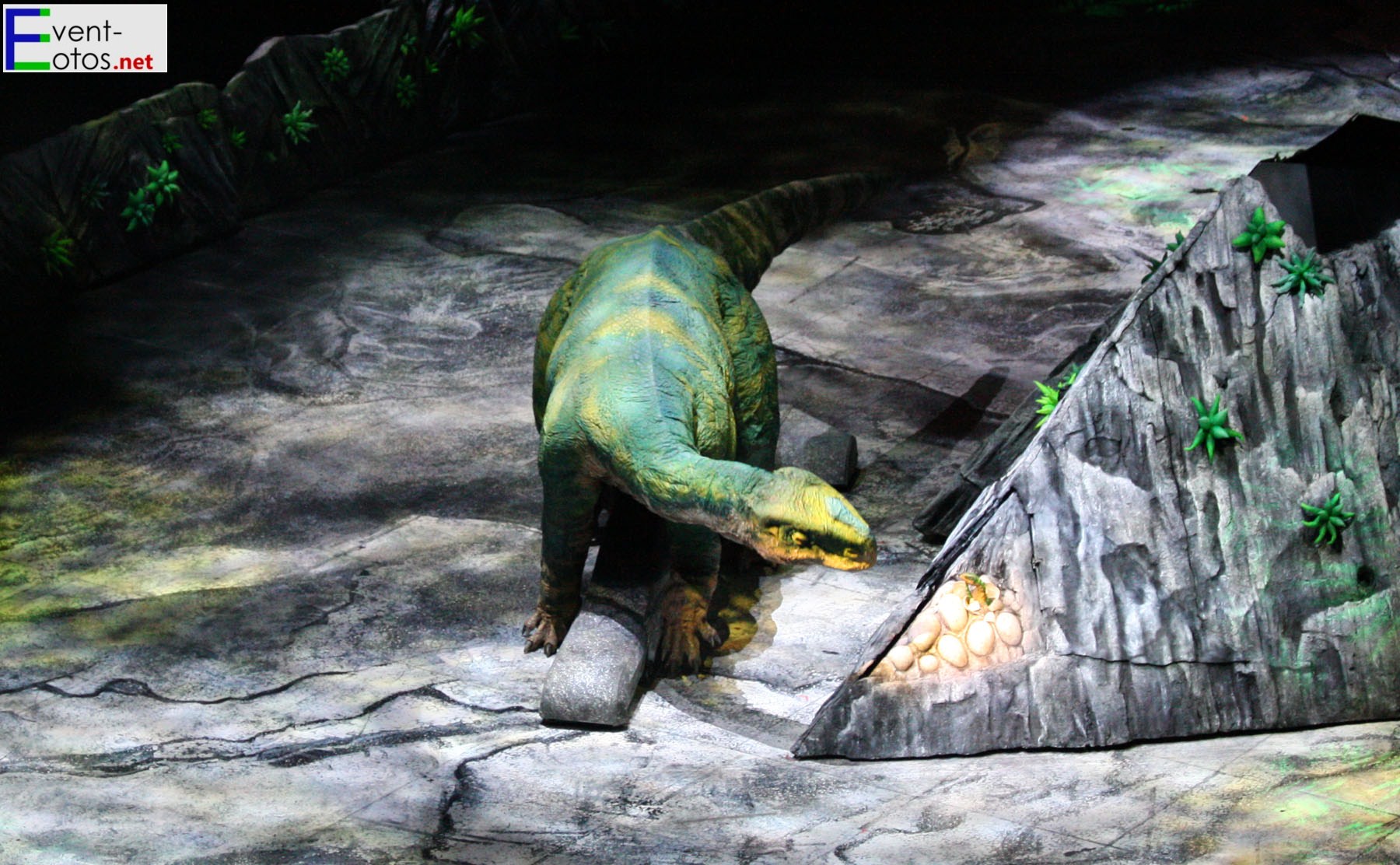 Plateosaurus beim Gelege
