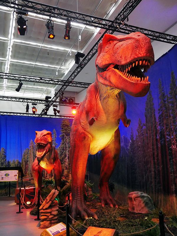 Tyrannosaurus Rex mit Nachwuchs
