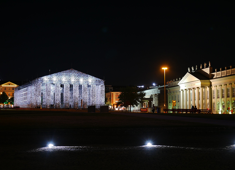 "Parthenon der BÃ¼cher" mit Friedericianum by Night - Friedrichsplatz (Marta Minoujin)
