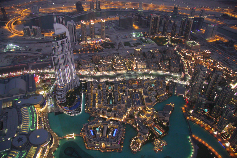 Blick vom Burj Khalifa auf "Dubai Fountain" - dort finden nach Einbruch der Dunkelheit alle 1/2 Stunde beleuchtete Wasserspiele statt

