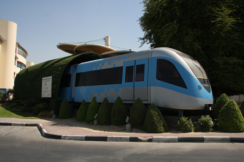 Denkmal fÃ¼r die Dubai Metro, die seit 2010 in Betrieb ist
