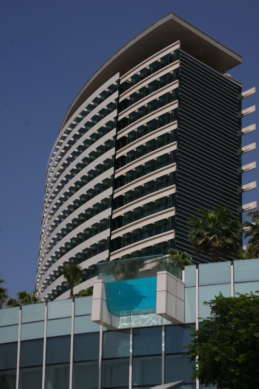 Netter Swimmingpool am Hotel in der NÃ¤he von Dubai Festival City
