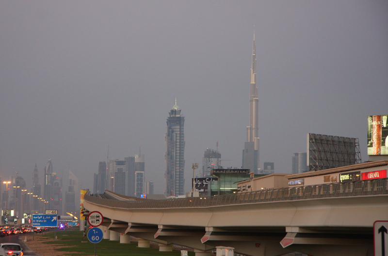 Blick von der Hauptverkehrsader Sheikh Zayed Road Richtung Dubai Downtown 
