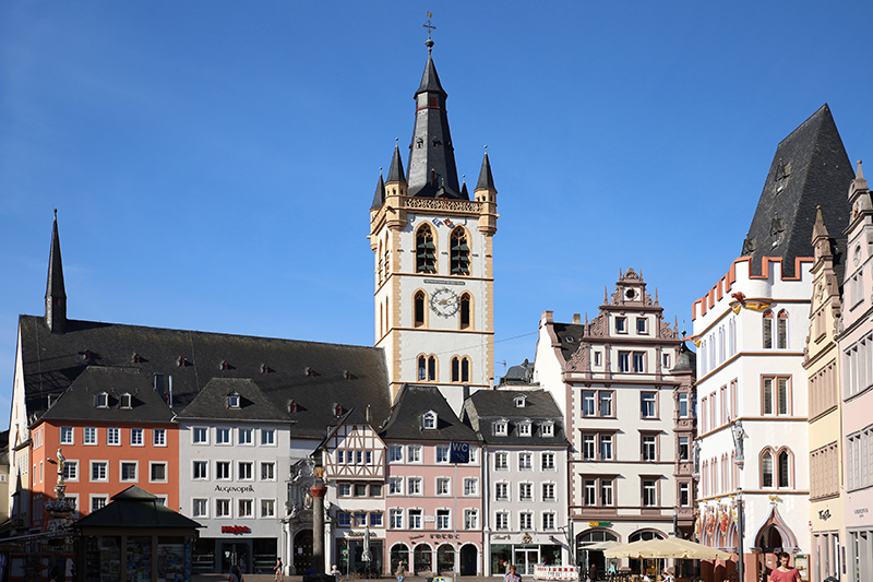 Altstadt Trier mit Blick auf die Kirche St. Gangolf
