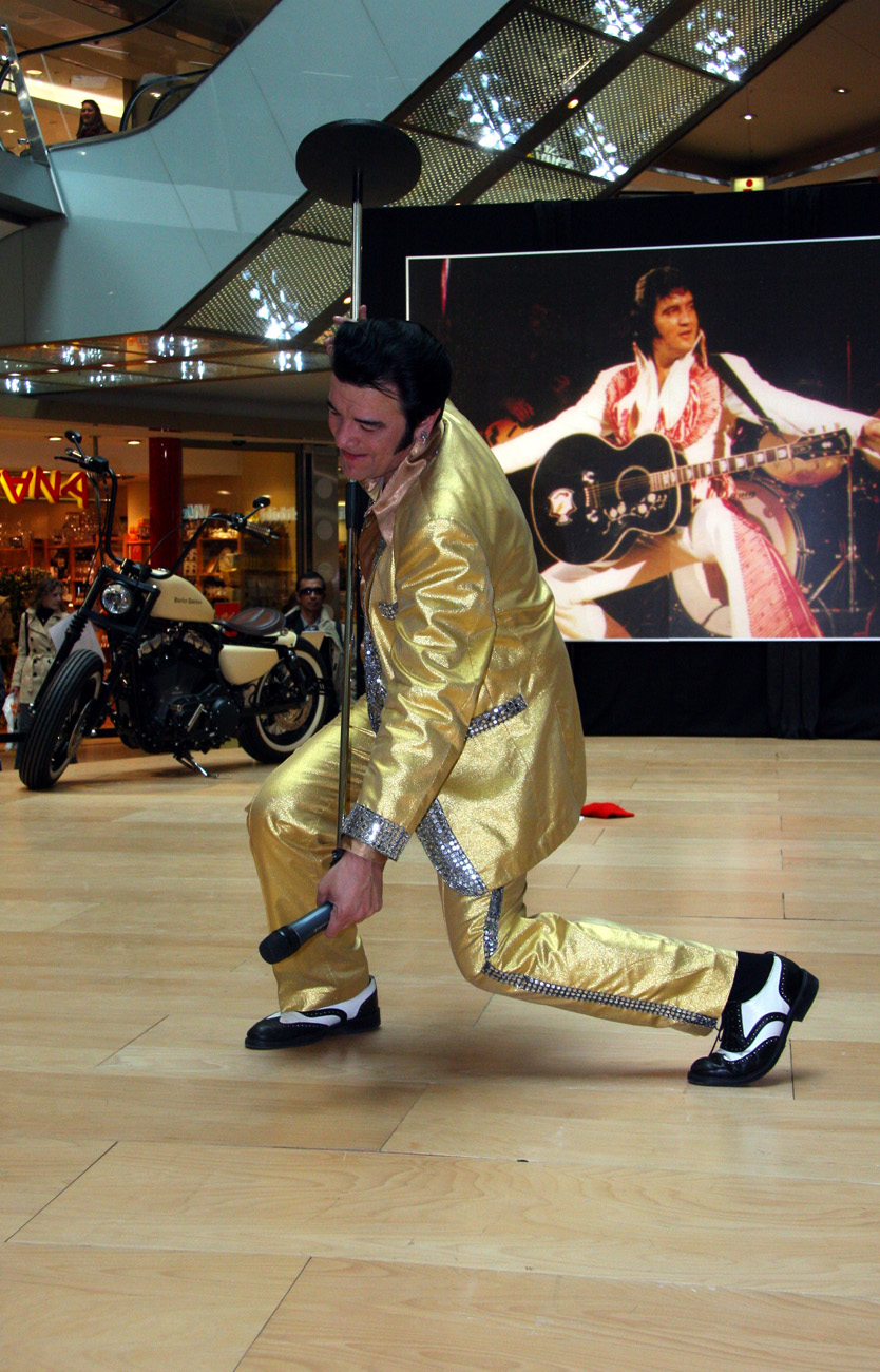 Performance eines der vielen Elvis-Imitatoren
