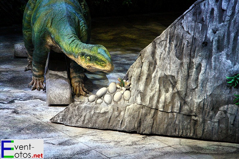 Plateosaurus schaut nach den frischgeschlÃ¼pften Baby
