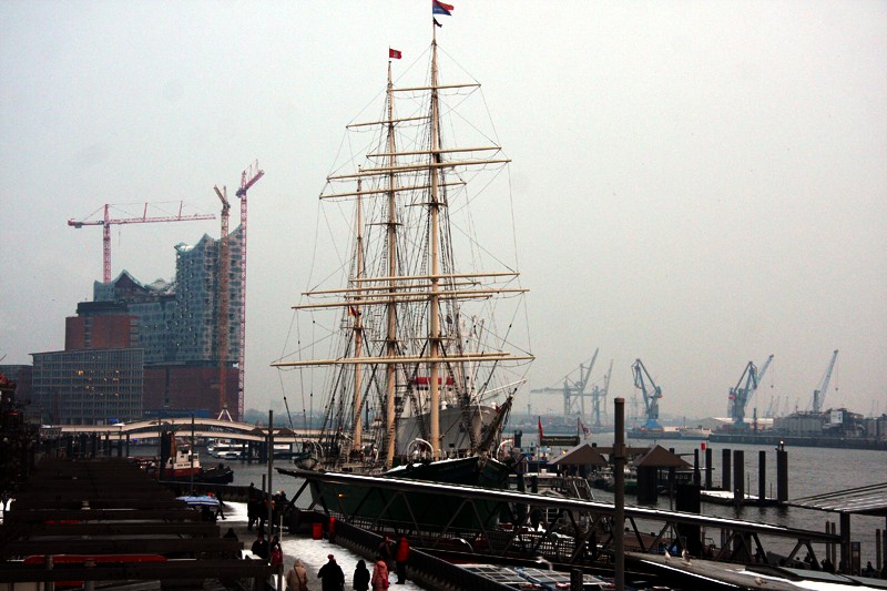 Segelschiff im Hafen

