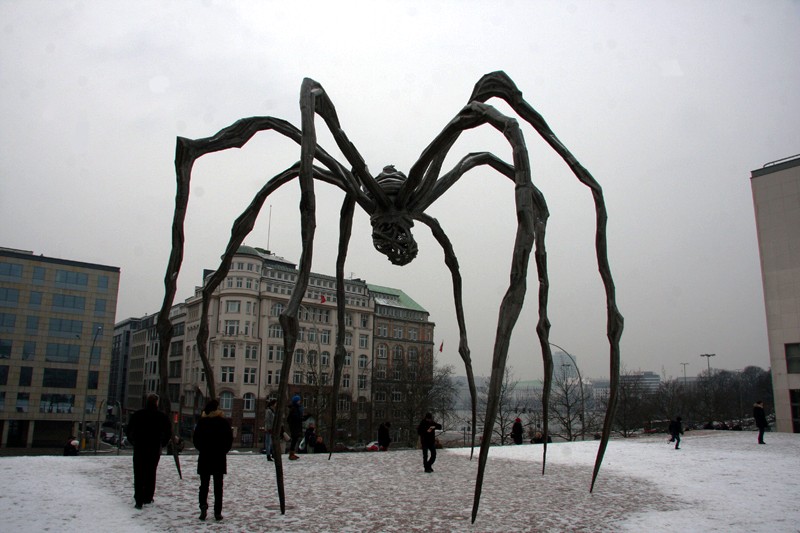 "Mamman" - 9 Meter hohe Spinne an der Hamburger Kunsthalle
