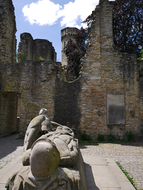 Burgruine Hohensyburg mit Kriegerdenkmal
