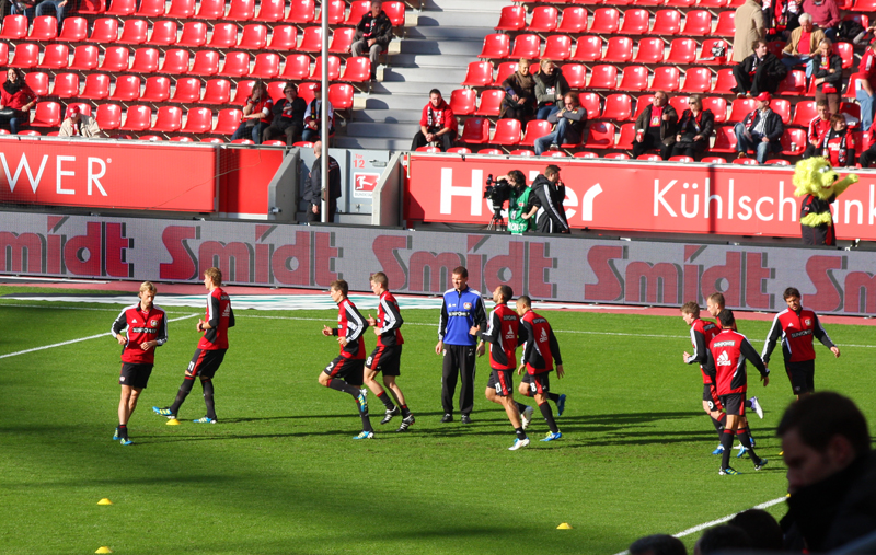 Bayer Leverkusen beim AufwÃ¤rmen vor dem Spiel
