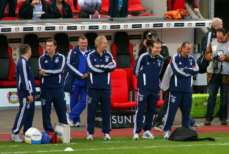 Der Trainerstab von Schalke 04 (rechts Huub Stevens)
