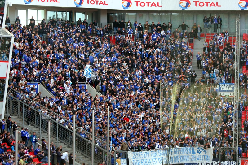 Due Fans von Schalke fordern einen AuswÃ¤rtssieg
