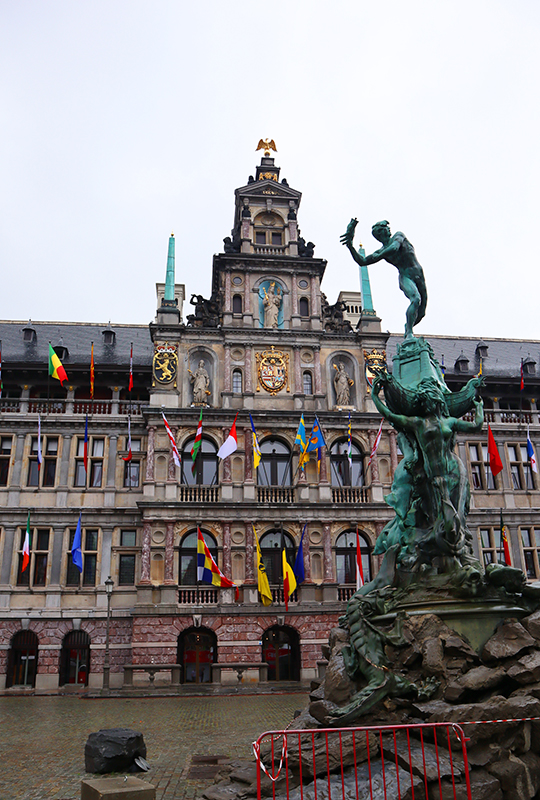 Stadhuis (Rathaus) mit Brabobrunnen, Antwerpen (B)
