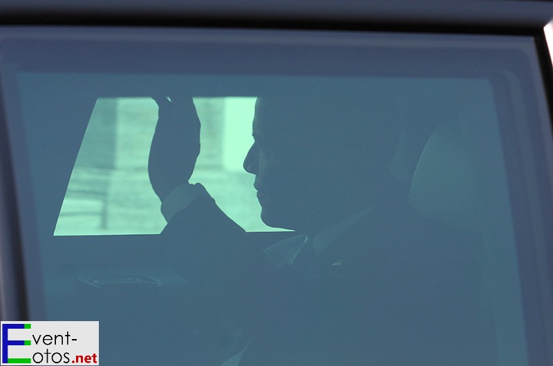 Obama winkt zum Abschied aus seiner Limousine 
