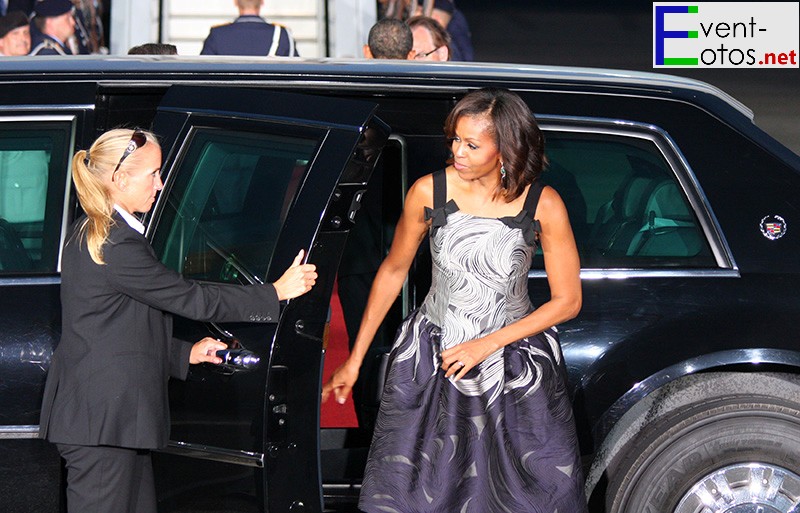 Michelle Obama steigt aus dem Wagen
