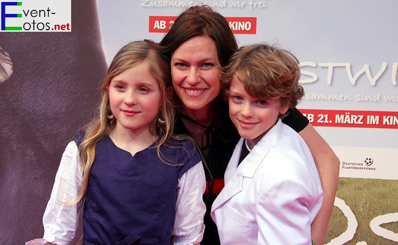 Nina KronjÃ¤ger mit ihren echten Kindern Lucille und Lennon 
