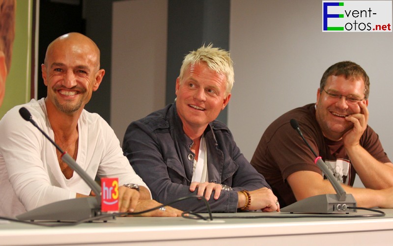 Peyman Amin, Guido Cantz, Elton bei der Pressekonferenz
