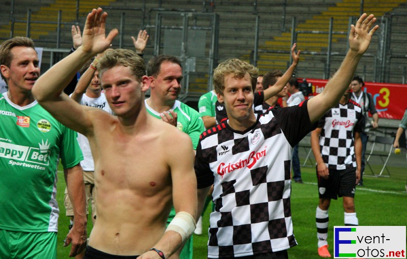 Maro Engel (Links) und Sebastiabn Vettel auf der Ehrenrunde
