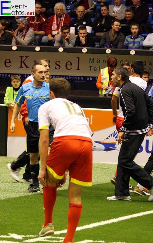 Der Kasseler Trainer (rechts) ist mit einer Schiedsrichterentscheidung nicht zufrieden...
