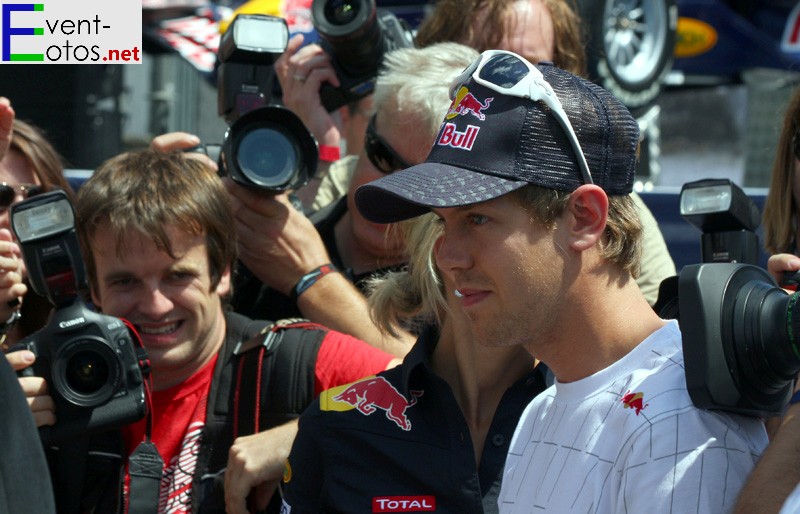 Sebastian Vettel umringt von Kamerateams
