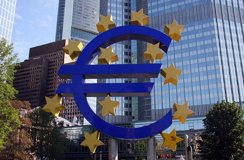 Das Euro-Logo vor der EZB
