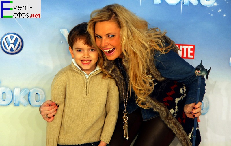 Moderatorin  Alessandra Geissel mit ihrem Sohn
